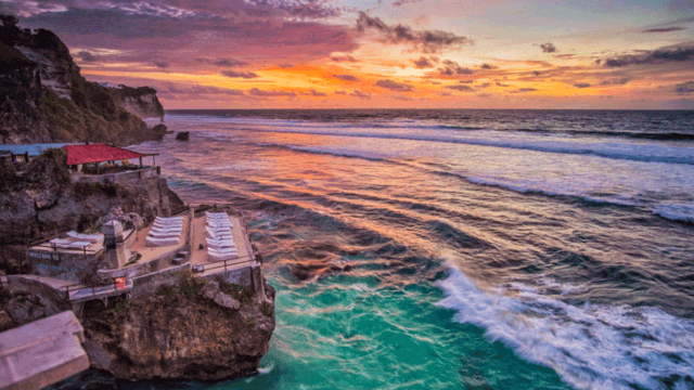 Menyelami Keindahan Pantai Suluban